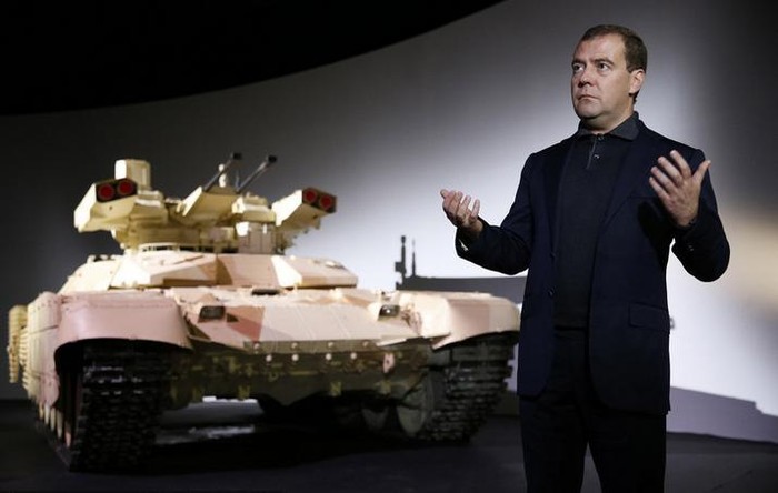 Tại Triển lãm vũ khí Nga năm 2013 ở Nizhny Tagil, Thủ tướng Nga Medvedev rất hiếu kỳ trước vũ khí mới.